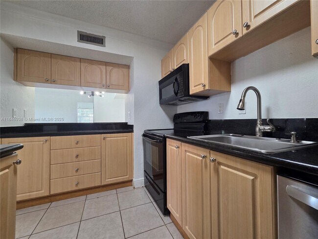 Building Photo - 10765 SW 108th Ave
