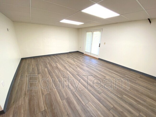Building Photo - 812 Woodlyn Dr S