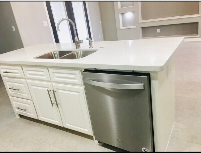 Building Photo - 3873 Tolosa St