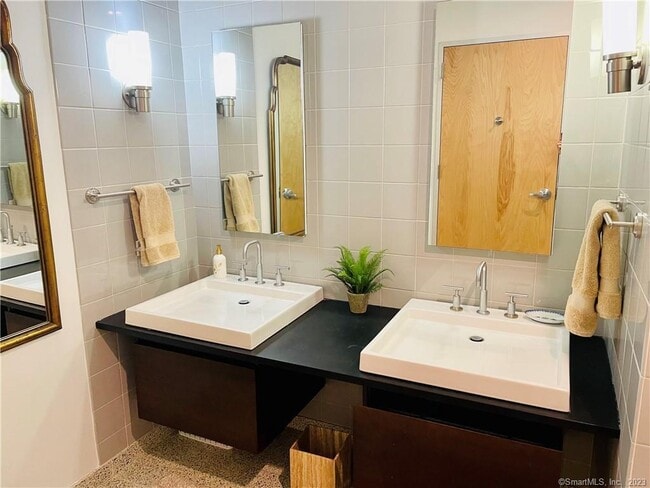 Building Photo - 33 N Water St