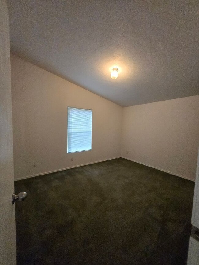 Building Photo - 3 Bedroom 2 Bath