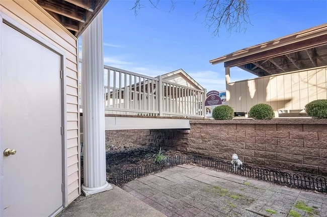 Building Photo - 700 Ridgeside Dr