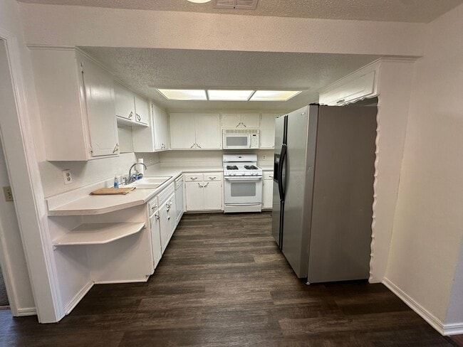 Building Photo - 4 Bed, 2 Bath house w/1 car garage