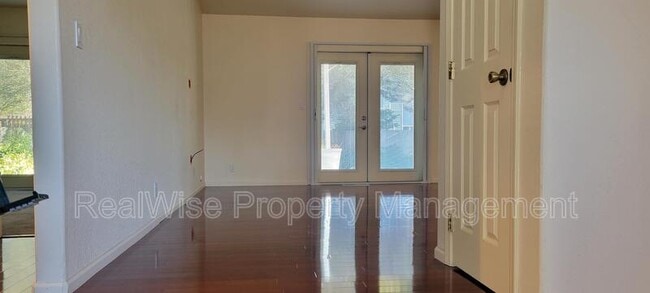 Building Photo - 1267 SW Ironwood Dr