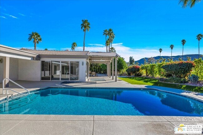 Building Photo - 605 E Sierra Way