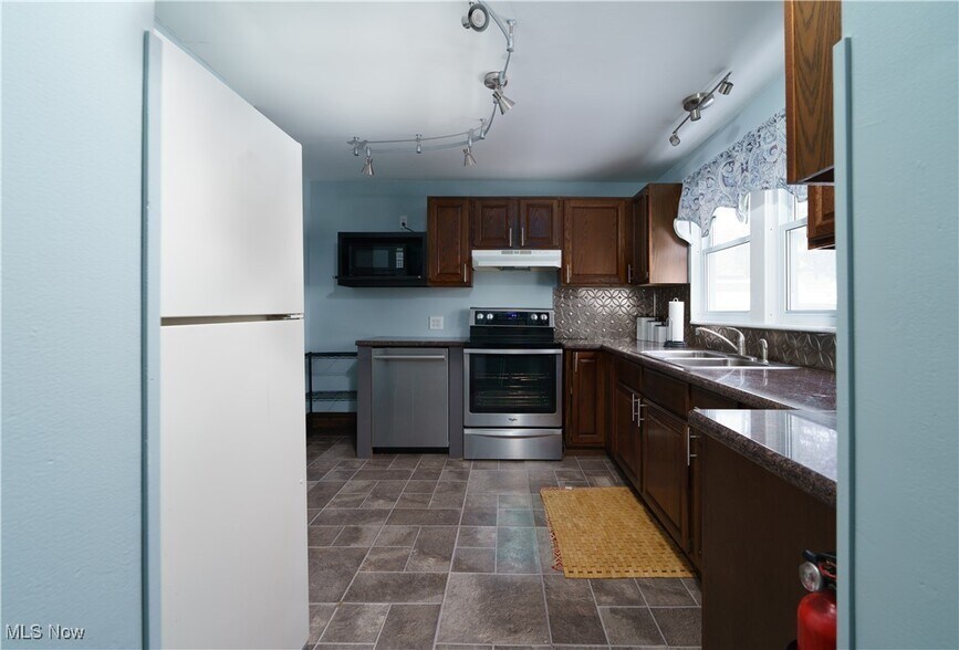 Building Photo - 765 E Buchtel Ave
