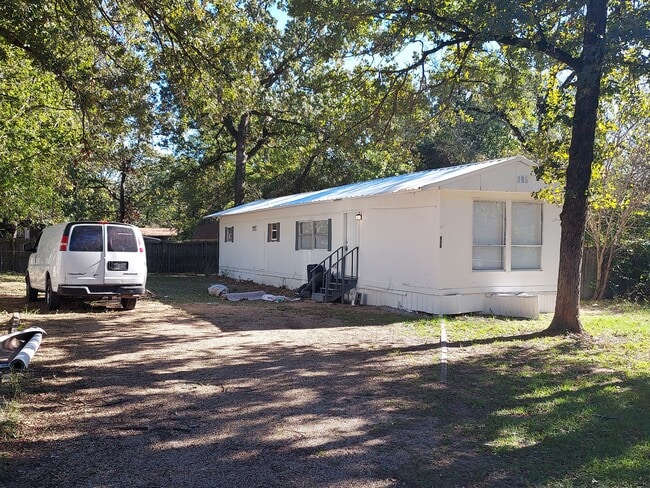 Building Photo - 826 Queens Dr