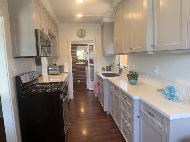 Building Photo - 2728 Collier Ave