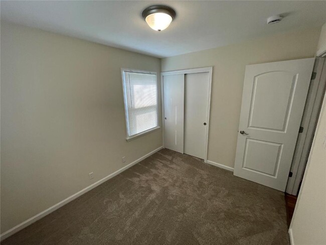 Building Photo - 433 Essen Ln