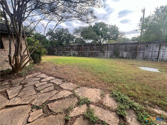 Building Photo - 1014 Camellia Ln