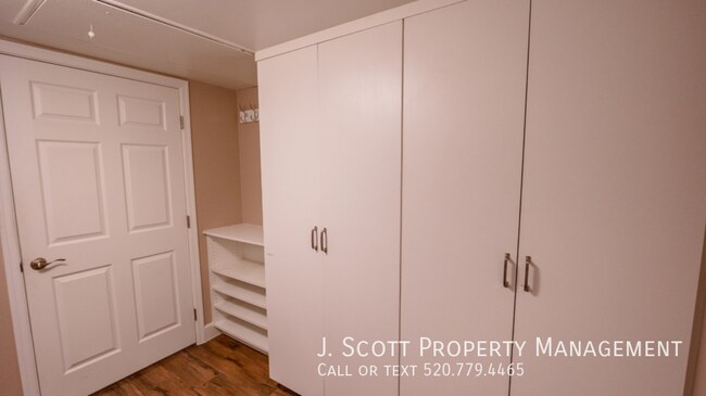 Building Photo - 9059 N Arroya Vista Dr