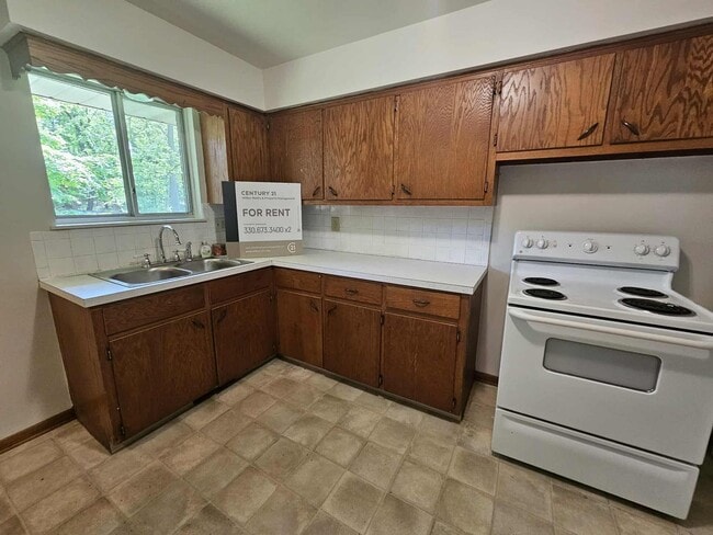 Building Photo - 2 Bedroom 1 Bath Duplex Kent Ohio 44240