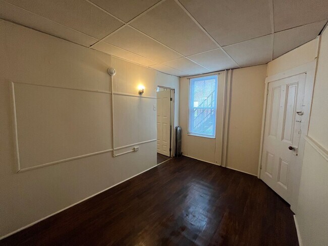 Building Photo - 633 Manor St
