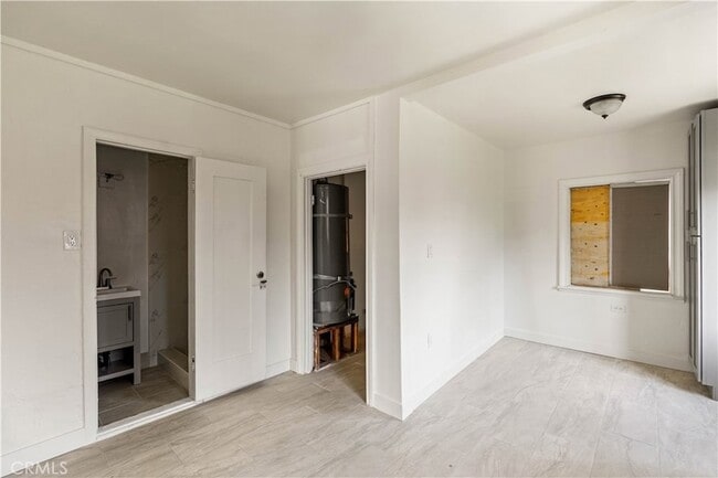 Building Photo - 272 W 9th St