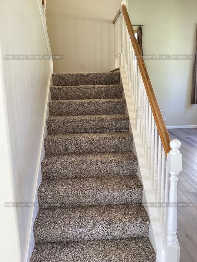 Building Photo - Large family home in desirable area