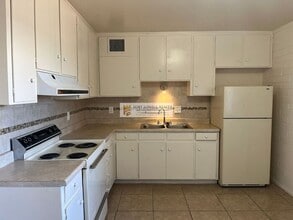 Building Photo - 2 bed 1 bath, private patio, w/d on site