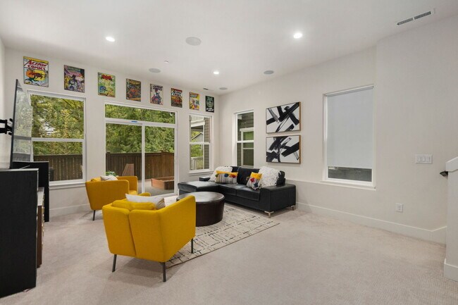 Building Photo - **North-Facing Luxury Home with Sunroom, A/C & Smart Home Features in Sammamish** Available NOW f...