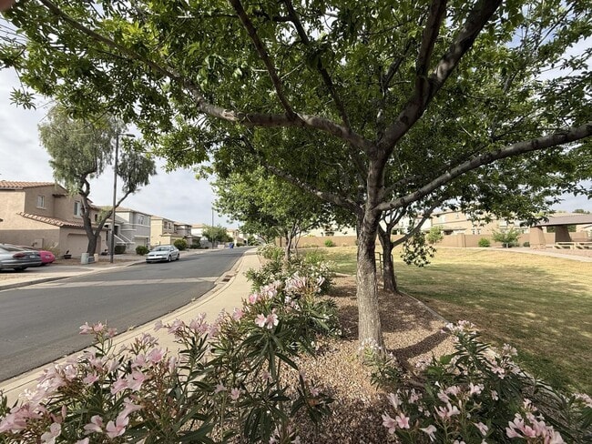 Building Photo - 1235 E Julian Dr