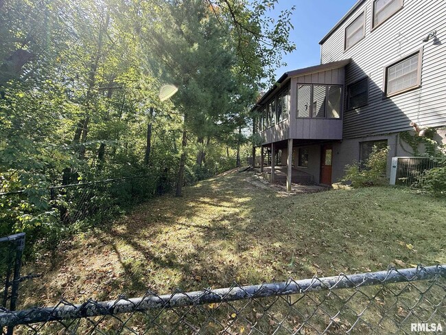 Building Photo - 6828 N Bobolink Rd