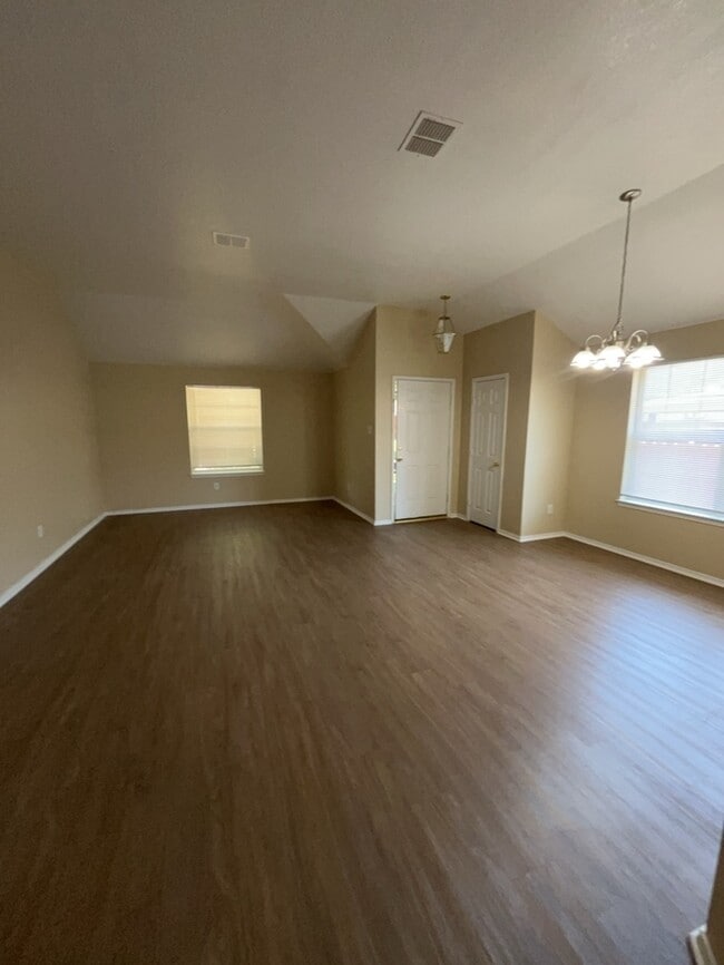 Building Photo - Remodeled & updated! 4/2/2