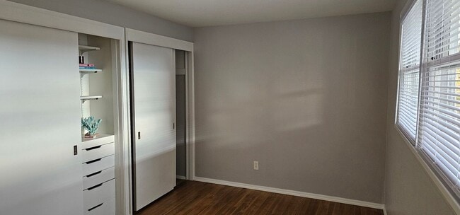 Building Photo - 3 bedroom Ramble House in Manette- Hardwood and Fireplace!