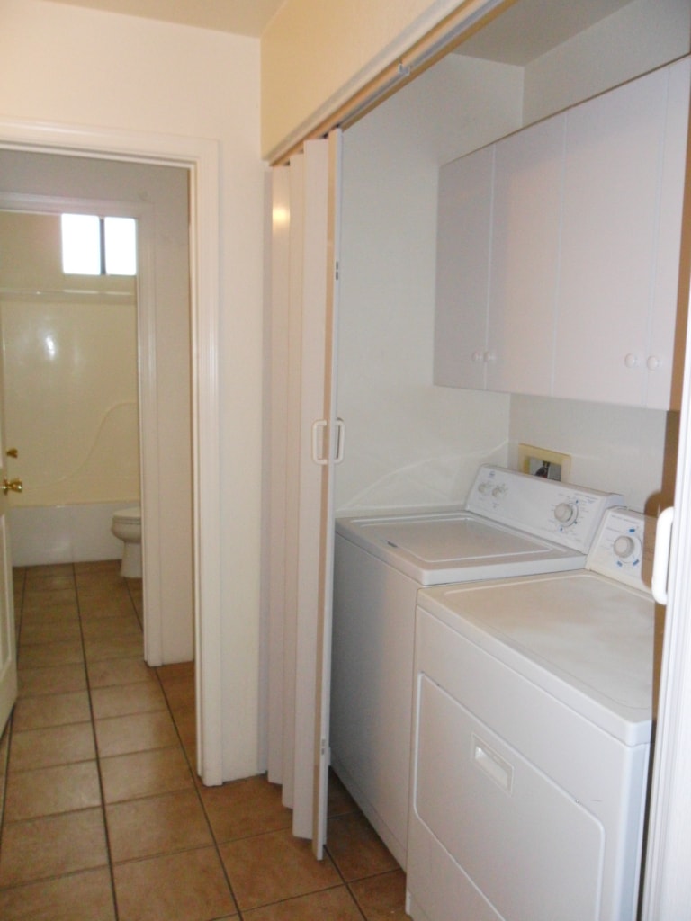 Laundry - 802 E Lester St