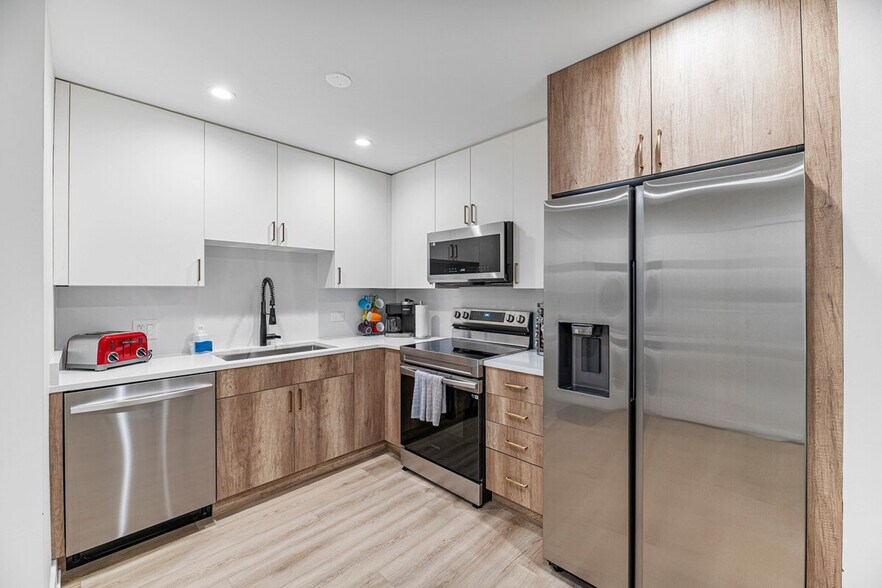 Building Photo - 2335 W Touhy Ave