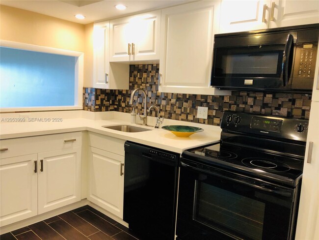 Building Photo - 2850 N Palm Aire Dr
