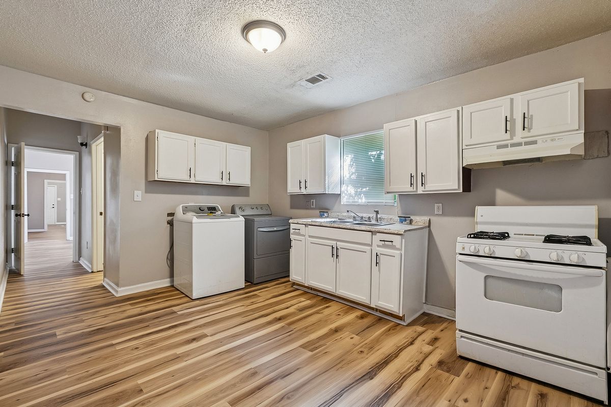 Building Photo - 2562 N Galvez St
