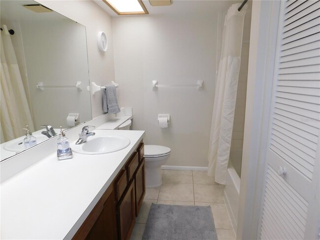 Building Photo - 218 Woodlake Wynde