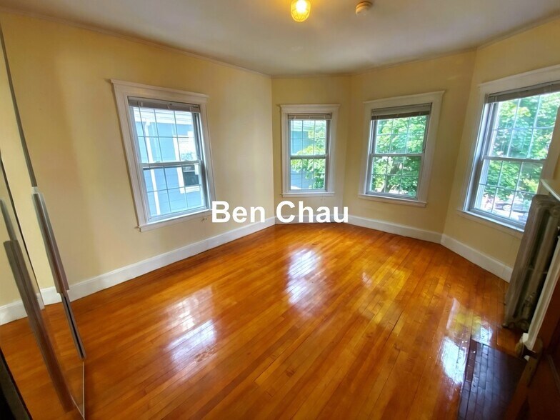 Building Photo - 158 Magazine St