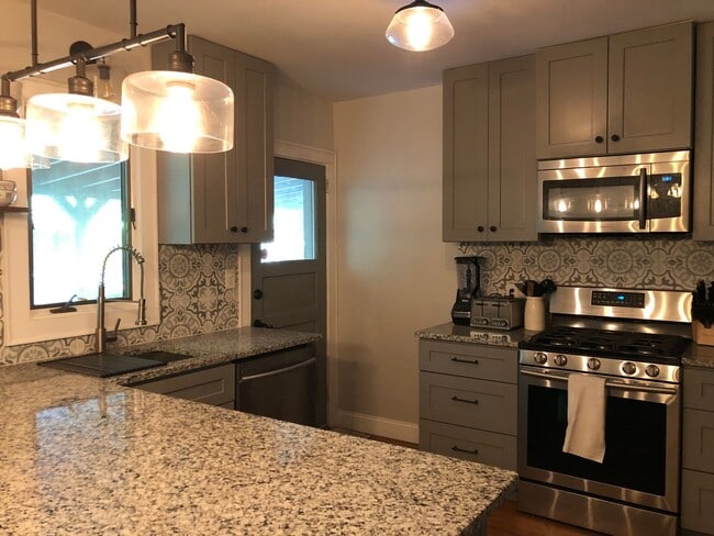 Building Photo - Charming Home in Haymount
