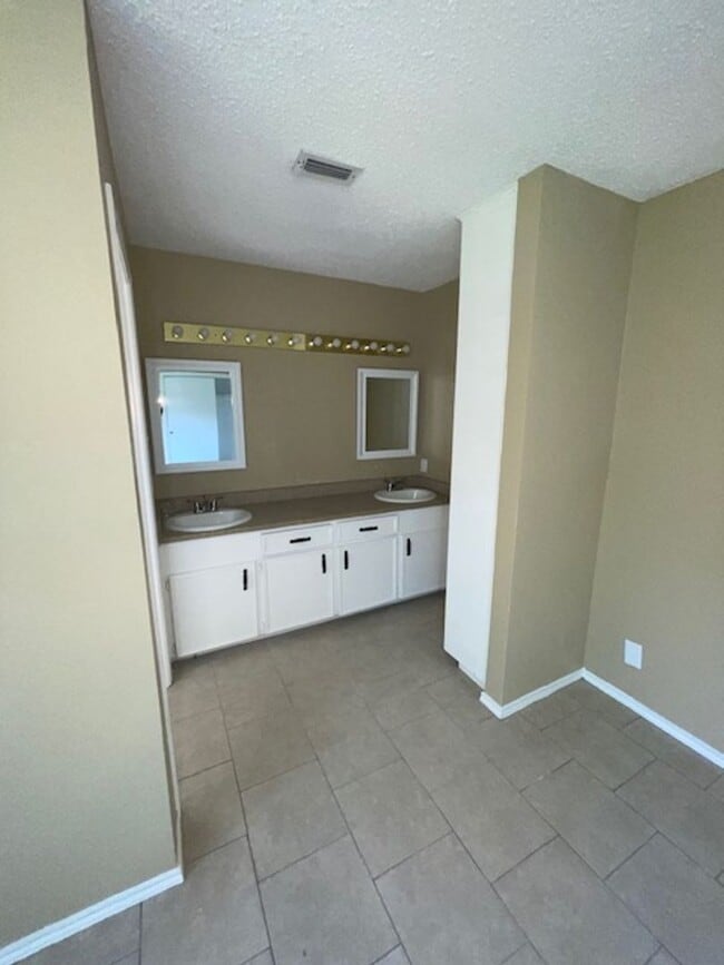 Building Photo - 5322 Inverness Dr