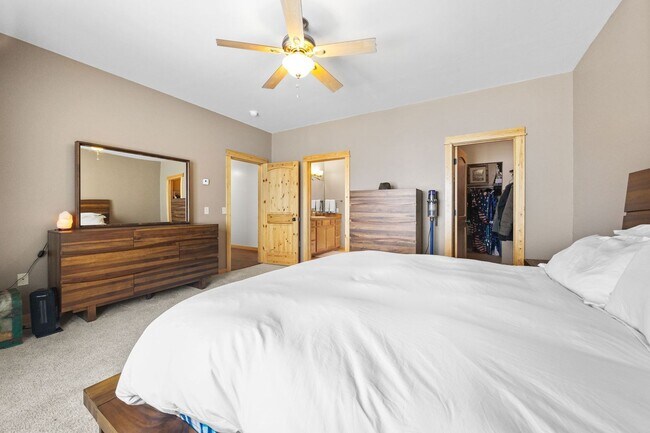 Building Photo - Spacious 6-bedroom, 4.5-bathroom home is i...
