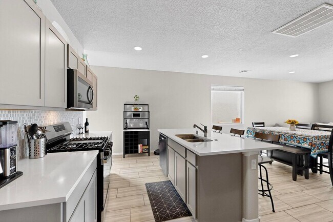 Building Photo - For Rent | Unfurnished Home | 4 Bed / 2.5 Bath | 2 Car Garage | 2-Story | Rio Rancho | Solar