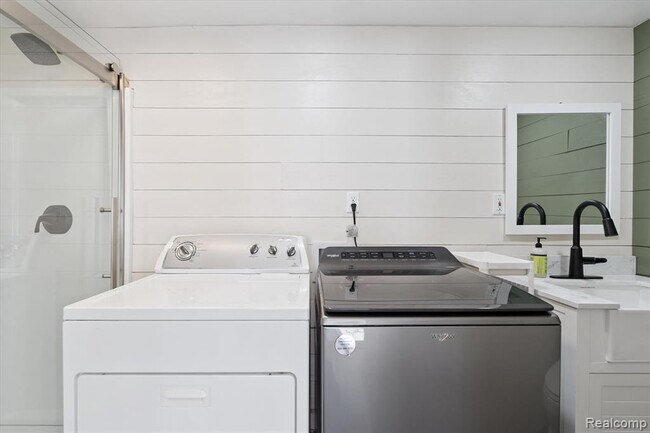 Building Photo - 2860 E Coon Lake Rd