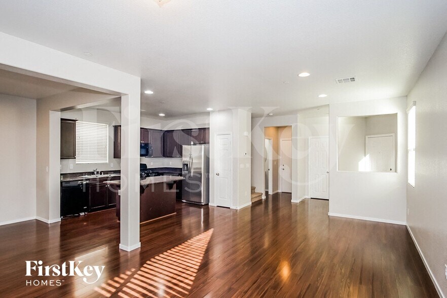 Building Photo - 121 Country River Ave