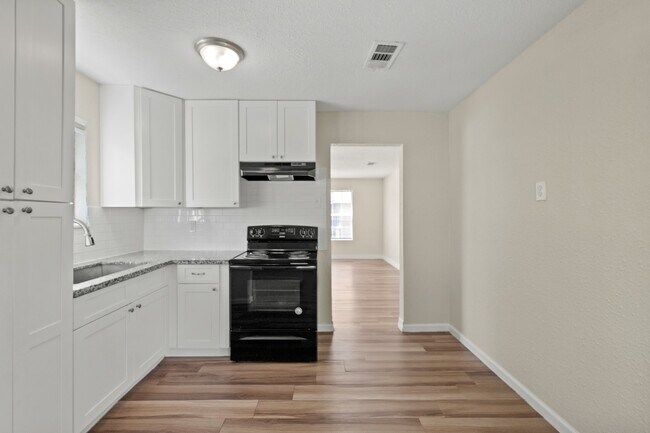 Building Photo - 8244 Hartford St