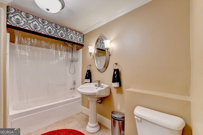 Building Photo - 8910 Pinehurst Cove