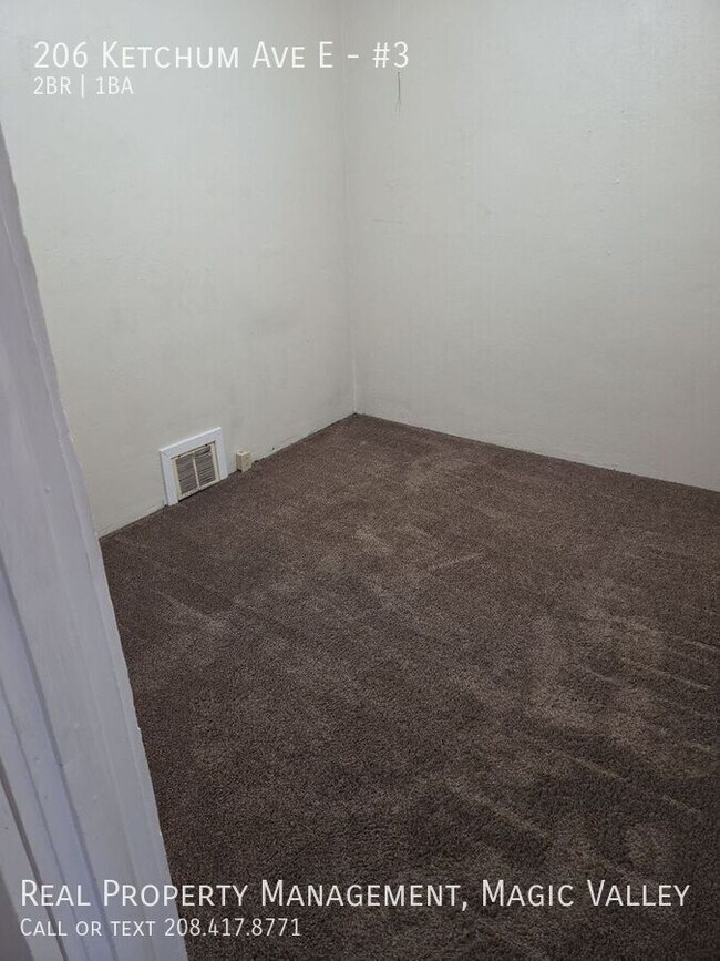 Building Photo - 206 Ketchum St E