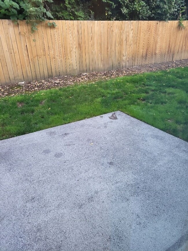 Building Photo - Camas Townhome with Beautiful Grey Laminate Flooring and Attached Garage