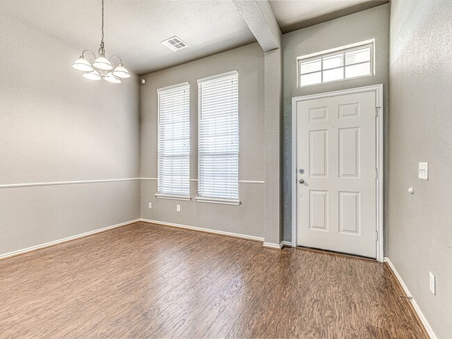 Building Photo - Updated home in Edmond + 3 bed + 2 bath + ...