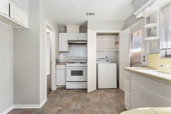 Building Photo - 6520 St Moritz Ave