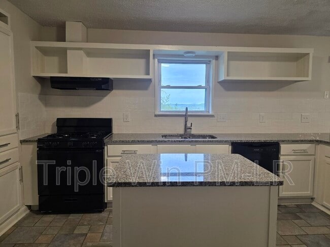 Building Photo - 5425 Chauvin Dr