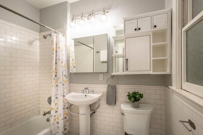 Building Photo - 1081 Pine St