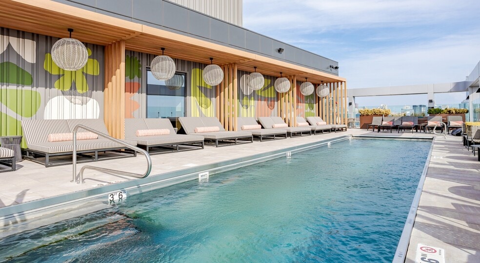 Building Photo - 327 N Aberdeen St