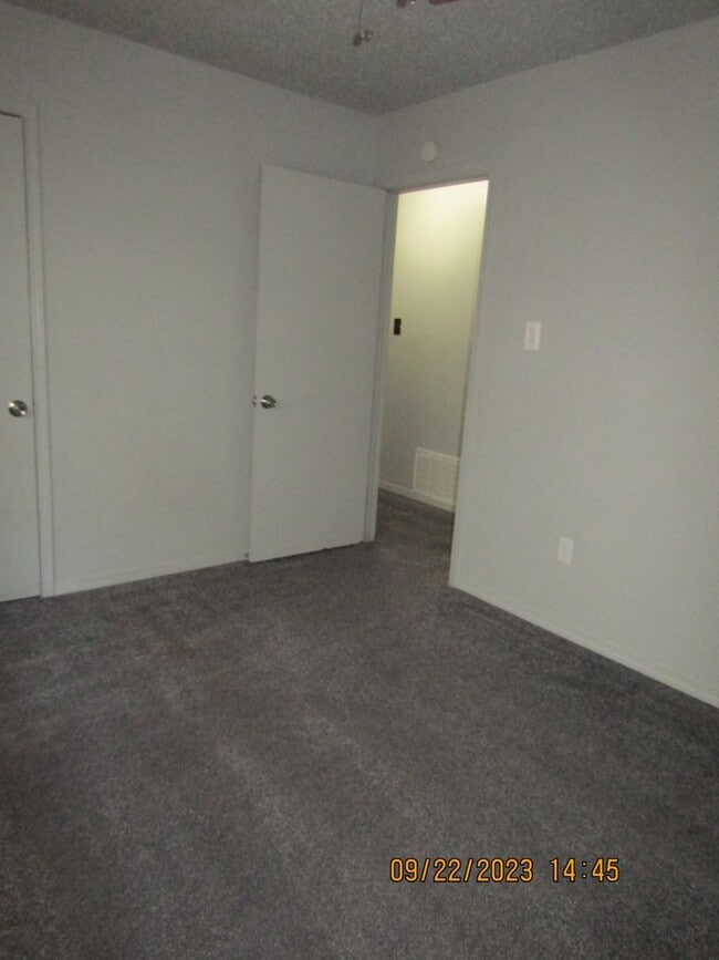 Building Photo - Very nice spacious home located in the Eis...