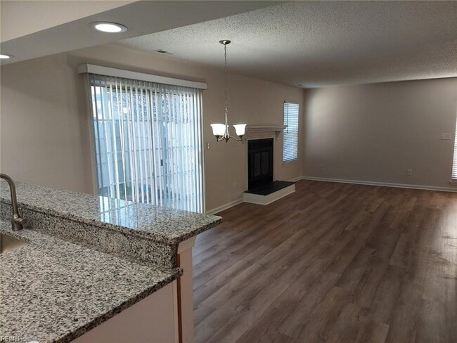 Building Photo - 637 Ridge Cir