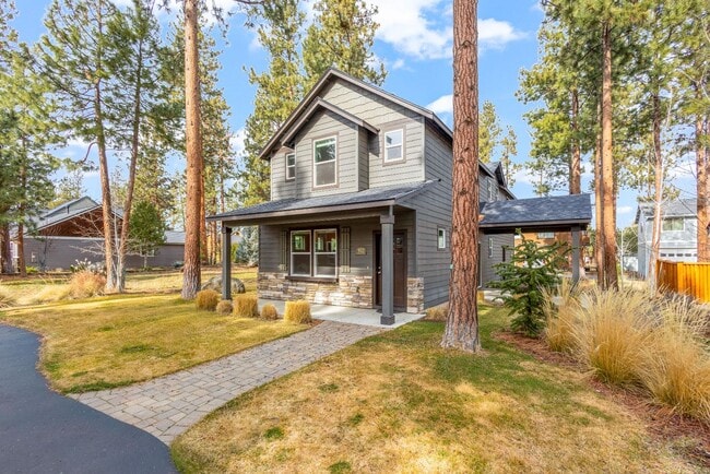 Building Photo - Modern 3 BR home on beautiful wooded lot in Sisters
