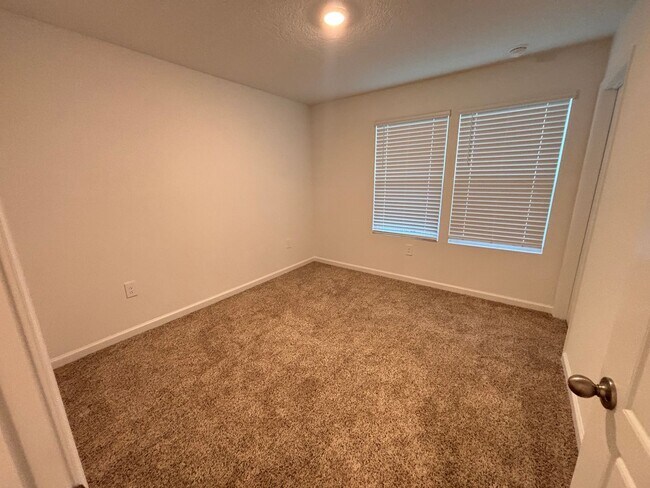 Building Photo - Never-Lived-In 3BR/2.5BA Townhome! Screened Lanai & Pond View!